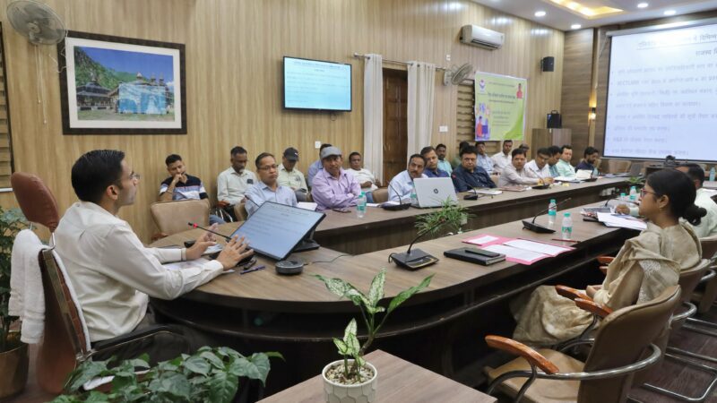 रिस्पना-बिंदाल एलिवेटेड कॉरिडोर परियोजना – ऋषिपर्णा सभागार में डीएम ने की समीक्षा बैठक