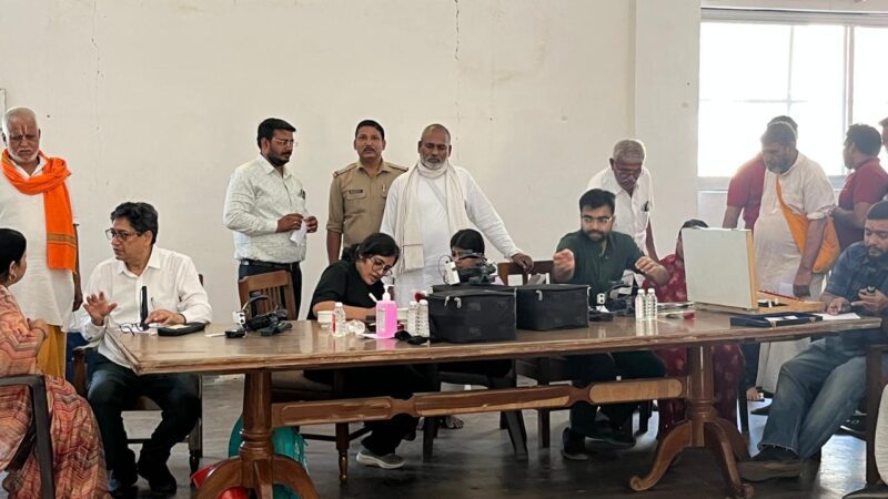 ऋषिकेश: स्वर्गाश्रम ट्रस्ट में नेत्र परीक्षण शिविर, 194 मरीजों की जांच, 32 ने नेत्रदान का लिया संकल्प