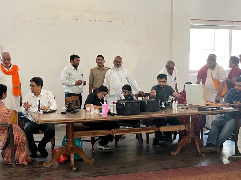 ऋषिकेश: स्वर्गाश्रम ट्रस्ट में नेत्र परीक्षण शिविर, 194 मरीजों की जांच, 32 ने नेत्रदान का लिया संकल्प