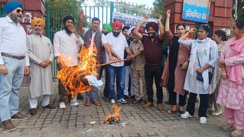 भारत की सेना के समर्थन में देहरादून में कांग्रेस की तिरंगा यात्रा