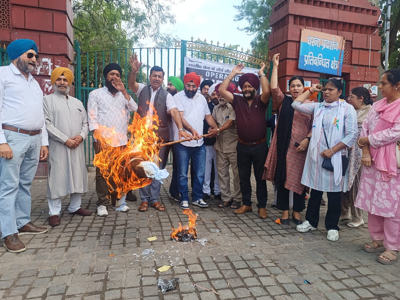 भारत की सेना के समर्थन में देहरादून में कांग्रेस की तिरंगा यात्रा