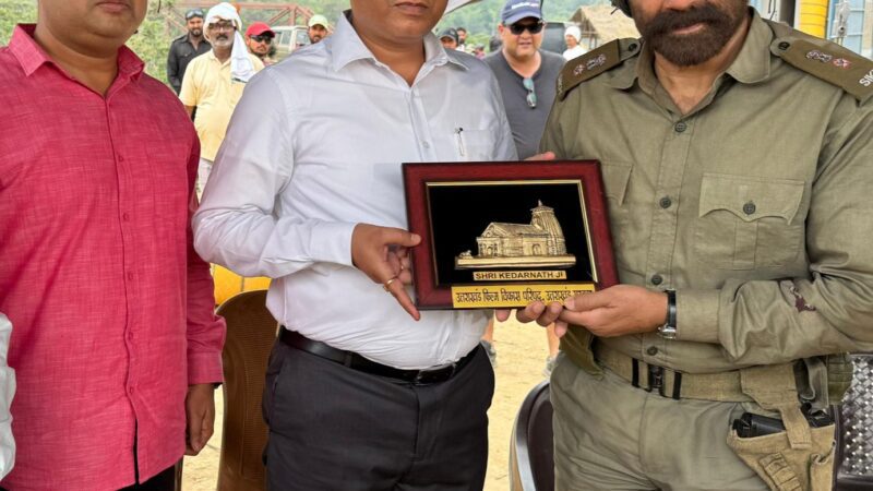 बॉर्डर 2 के सेट पर पहुंचे उत्तराखंड फिल्म परिषद के CEO बंशीधर तिवारी, सनी देओल संग फिल्म नीति पर हुई चर्चा