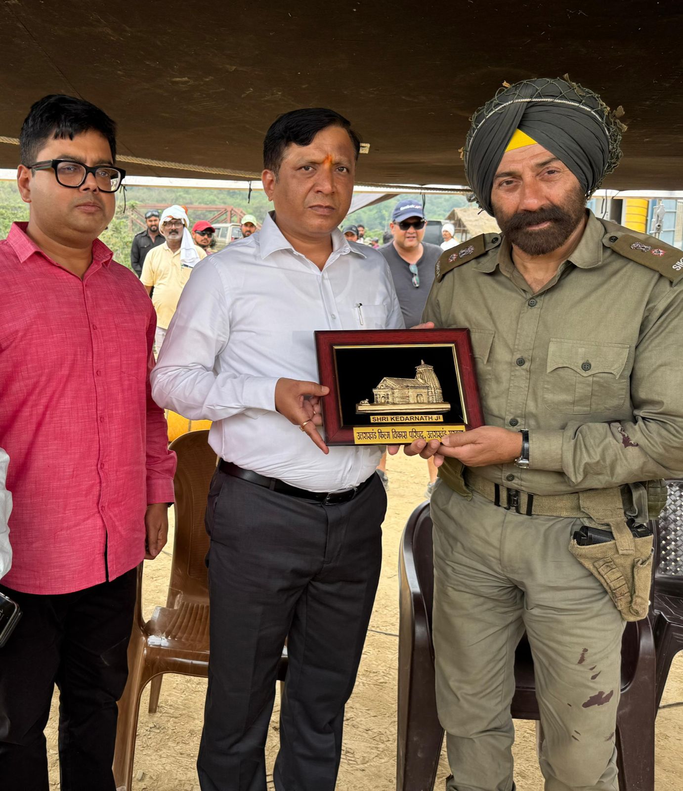 बॉर्डर 2 के सेट पर पहुंचे उत्तराखंड फिल्म परिषद के CEO बंशीधर तिवारी, सनी देओल संग फिल्म नीति पर हुई चर्चा