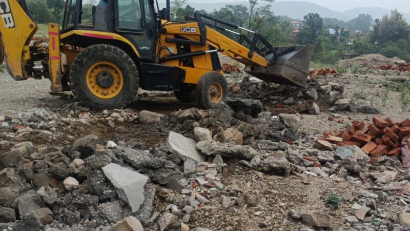 मसूरी रोड पर 150 बीघा अवैध प्लॉटिंग पर चला बुलडोजर, जानिए कहां हुई बड़ी कार्रवाई