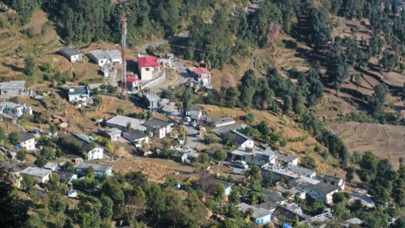 सारी गांव बना ग्रामीण पर्यटन का मॉडल, लेकिन पास के चोपता में सुविधाओं का संकट बना सवाल