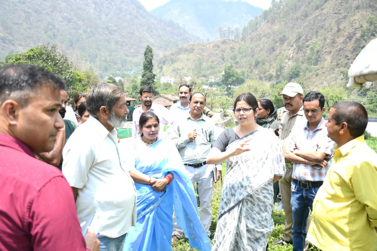 वित्त आयोग के दौरे से पहले नैनीताल डीएम ने लिया चाफी और अलचोना में तैयारियों का जायजा, ग्रामीणों से भी किया संवाद