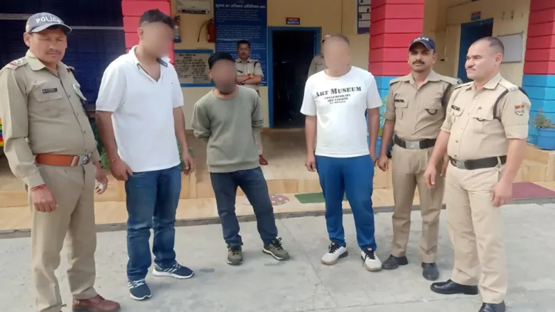 चारधाम यात्रा मार्ग पर शराब पीते पुलिसकर्मियों ने किया हंगामा, कानून के रक्षक बने कानून के भक्षक