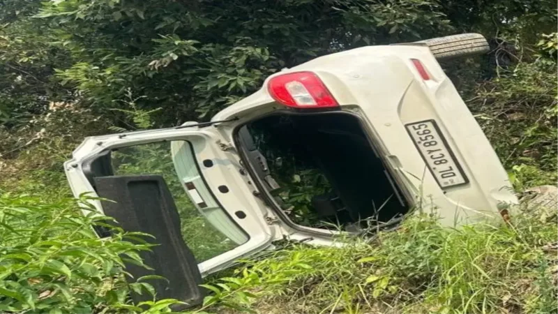 अल्मोड़ा-हल्द्वानी हाईवे के रातीघाट के अस्थायी मार्ग पर पलटी पर्यटकों की कार, ग्रामीणों ने बचाई जान