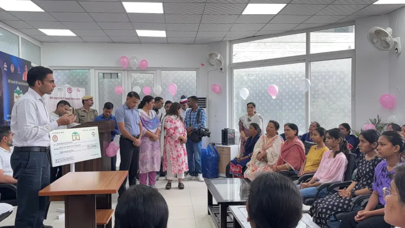 नंदा-सुनंदा बनीं शिक्षा की उम्मीद: DM देहरादून ने 5 बेटियों को बांटे चेक, अब तक 38 बालिकाओं की शिक्षा में मदद