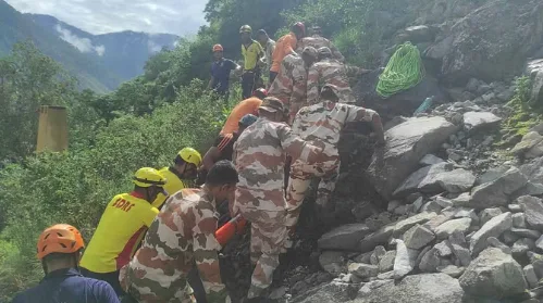 आज सुबह अलकनंदा में समा गया परिवार: बदरीनाथ जा रही टैम्पो ट्रैवलर नदी में गिरी, 2 की मौत, कई लापता