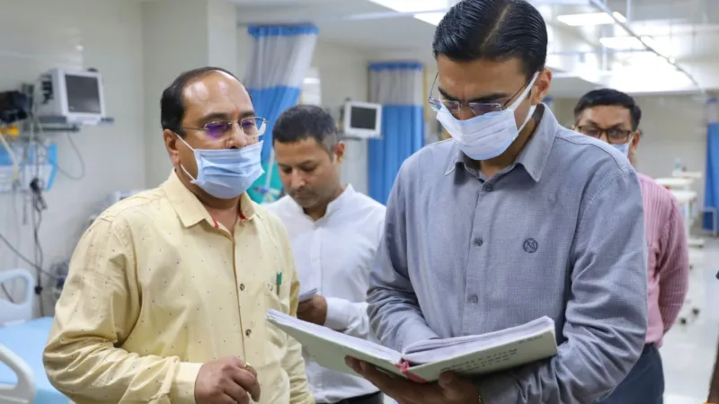 ऋषिकेश उप जिला अस्पताल का डीएम ने किया औचक निरीक्षण, SNCU और मॉडल टीकाकरण केंद्र की सौगात