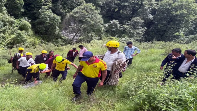बागेश्वर में भालू के हमले से बचते वक्त खाई में गिरे डाक रनर, मौत; शामा-मुनस्यारी मार्ग पर हादसा