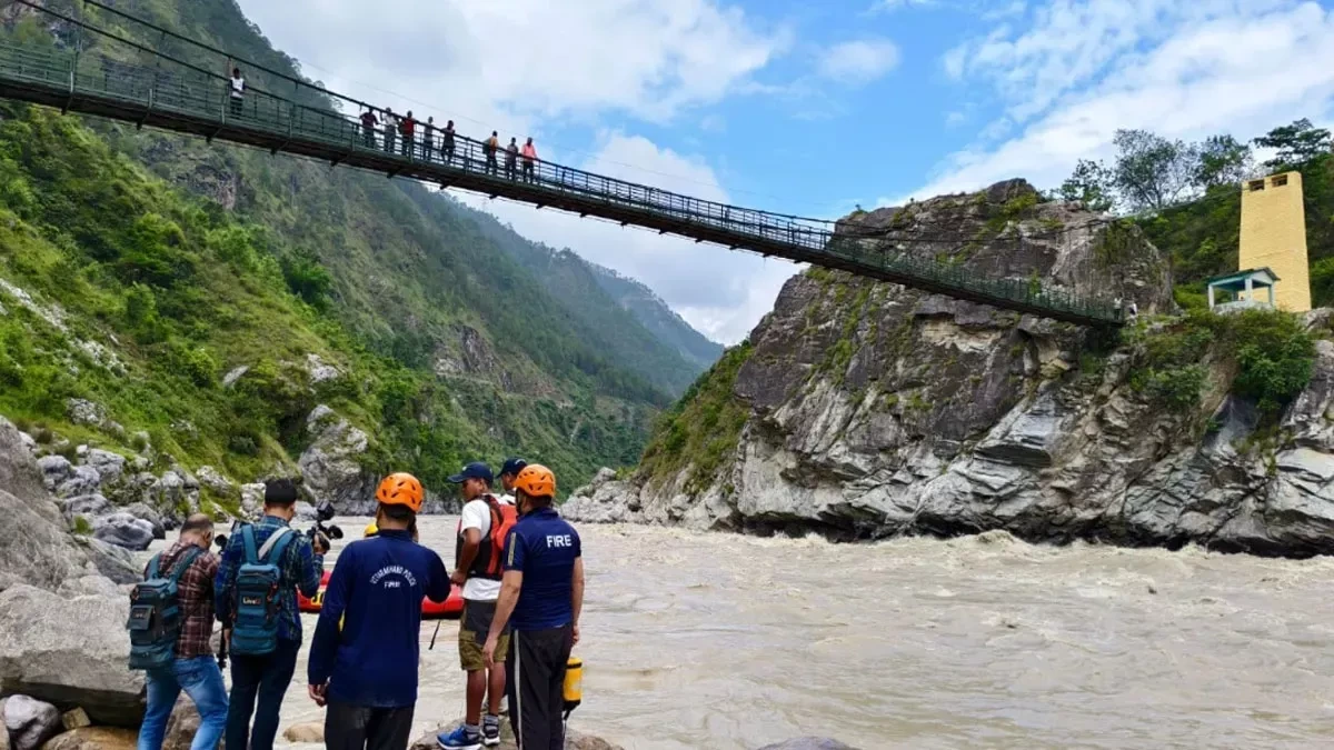 घोलतीर बस हादसे के 12 दिन बाद भी लापता हैं 5 यात्री, तलाश अभी भी जारी