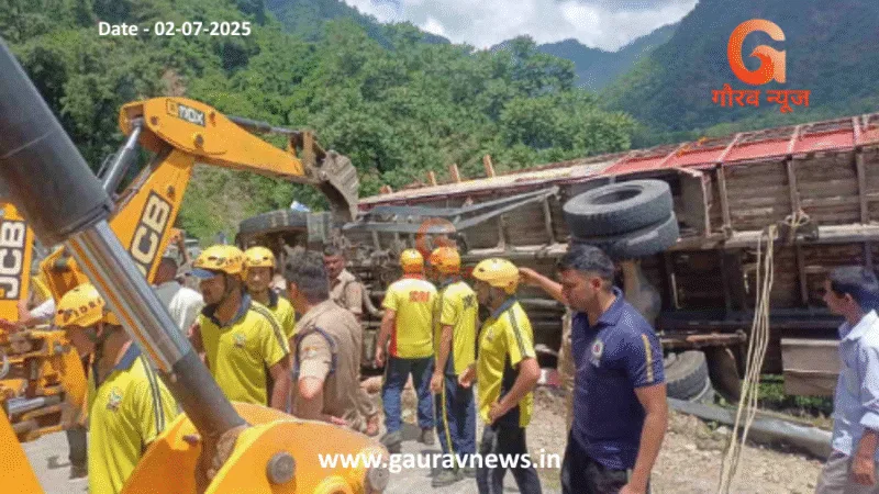 टिहरी में खाड़ी के पास हाईवे पर कांवड़ यात्रियों का ट्रक पलटा, तीन की मौत