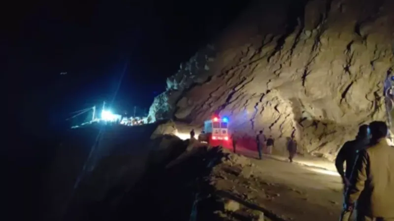 यमुनोत्री हाईवे नारद चट्टी के पास धंसा, यात्री बड़कोट में फंसे