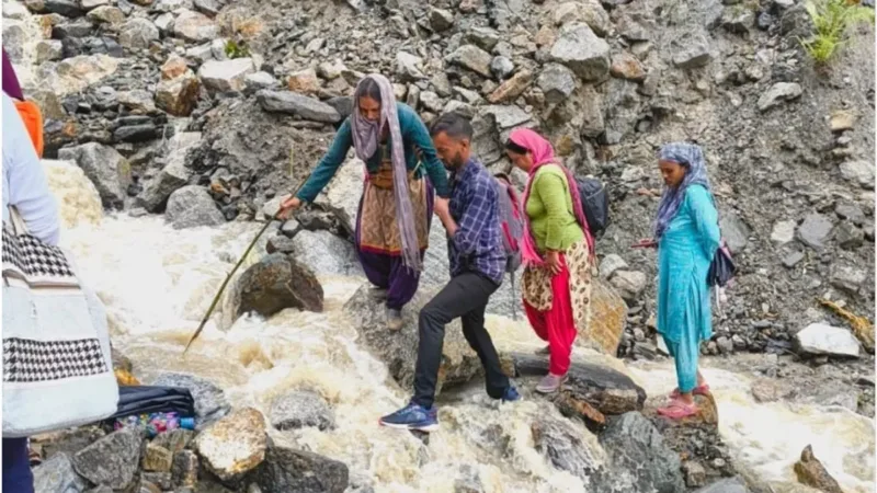 चमोली में सड़क बंद होने से मासूम ने तोड़ा दम, प्रसव पीड़ा झेलती महिला ने रास्ते में दिया बच्चे को जन्म
