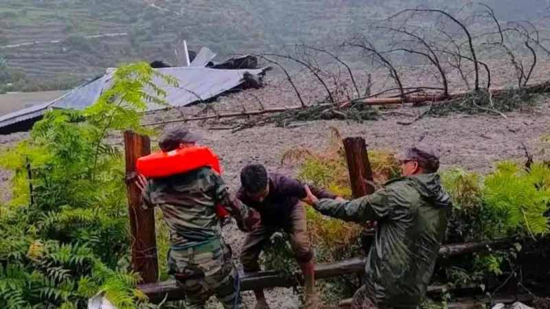 धराली में NDRF और SDRF का संयुक्त रेस्क्यू अभियान चालू, देखें फोटो