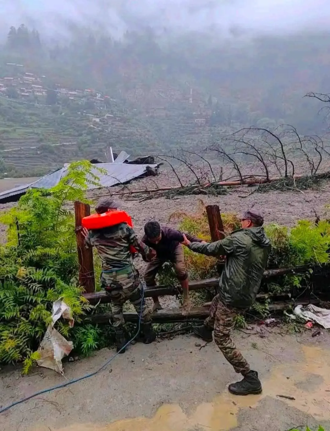 धराली में NDRF और SDRF का संयुक्त रेस्क्यू अभियान चालू, देखें फोटो