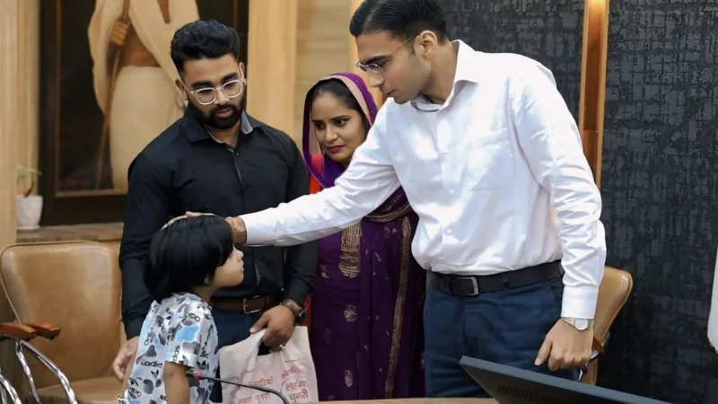 पिता का झूठा भरण-पोषण वाद खारिज, डीएम ने बहु-बेटे को घर में दिलाया कब्जा