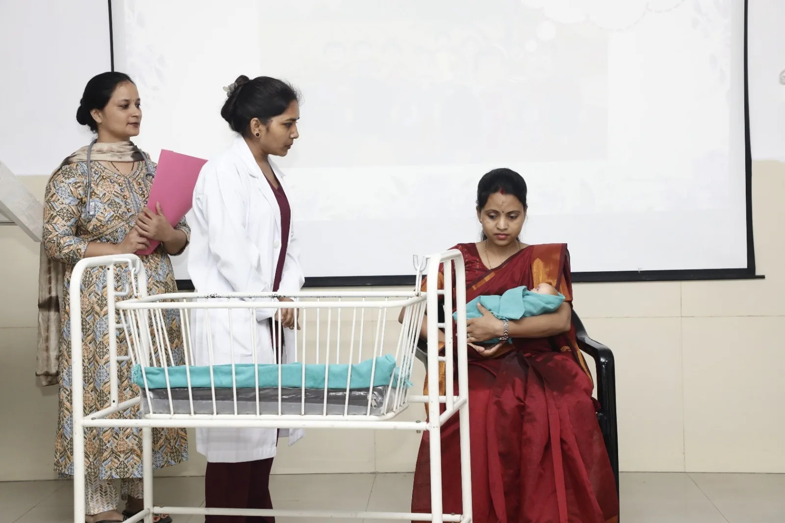 स्तनपान को लेकर जागरूकता बढ़ाने को लेकर एम्स ऋषिकेश में नुक्कड़ नाटक व प्रतियोगिताओं का आयोजन