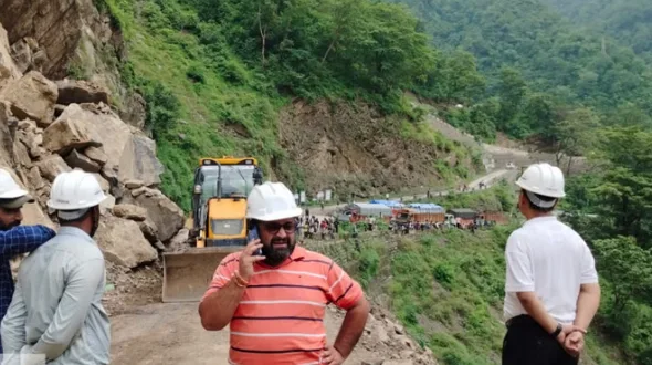 भनेरपाणी में बदरीनाथ हाईवे खुला, कौड़ियाला के पास 16 घंटे से यातायात ठप
