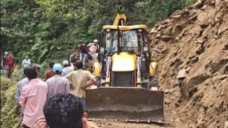 चमोली में मूसलाधार बारिश: बदरीनाथ हाईवे पर भूस्खलन, देवाल क्षेत्र की अधिकांश सड़कें बंद