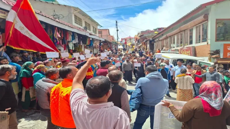 बद्रीनाथ महायोजना 2025 : बदरीनाथ धाम में 13 सूत्रीय मांगों पर आंदोलन तेज, SDM और DM से वार्ता विफल