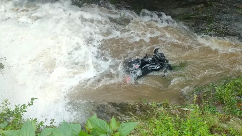 रानीखेत में उफनाए गधेरे में बाइक सवार बहा, मौके पर मौत