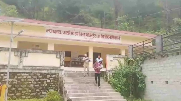 चमोली अतिवृष्टि : थराली में अब एसडीएम के ऑफिस के पीछे आया मलबा