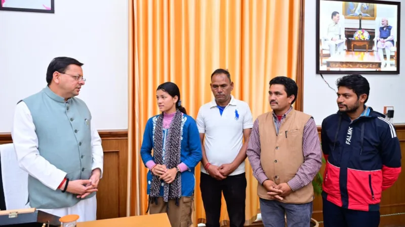 गैरसैंण में मुख्यमंत्री से मिलीं सारकोट की ग्राम प्रधान प्रियंका नेगी