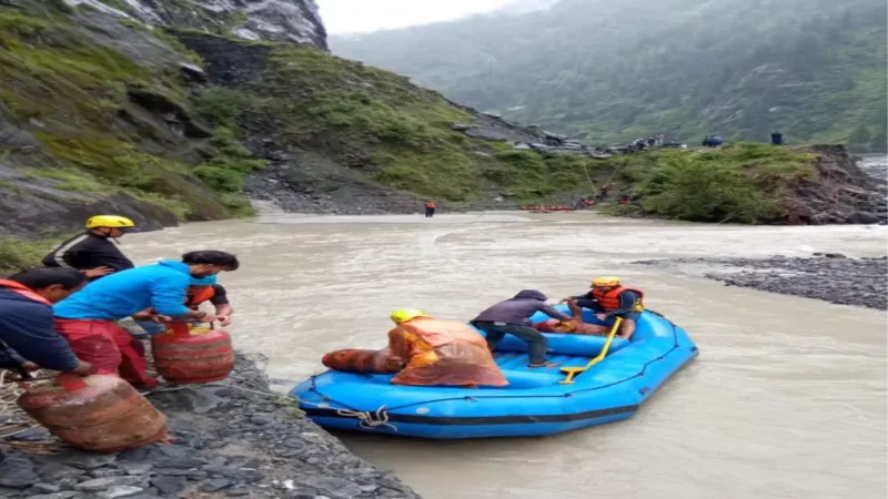 उत्तरकाशी में मौसम ने फिर रोका राहत कार्य, राफ्ट से पहुंचाई गई जरूरी सामग्री