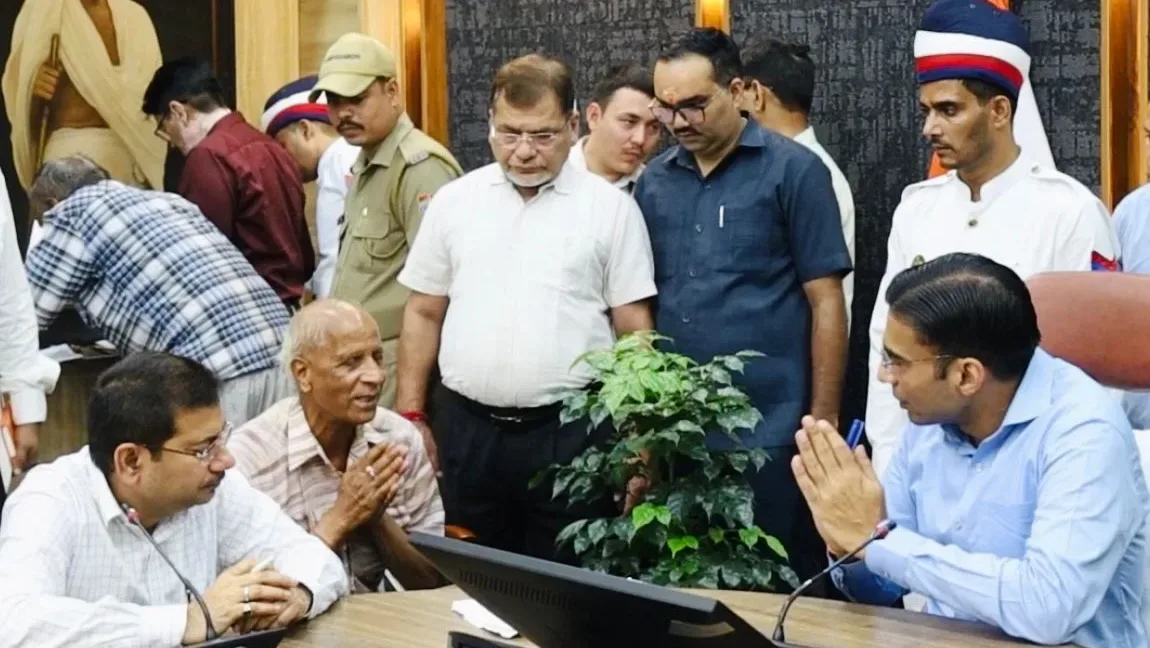 जिलाधिकारी सविन बंसल ने स्वतंत्रता संग्राम सेनानियों के परिजनों की मांगों पर दिए अहम आदेश