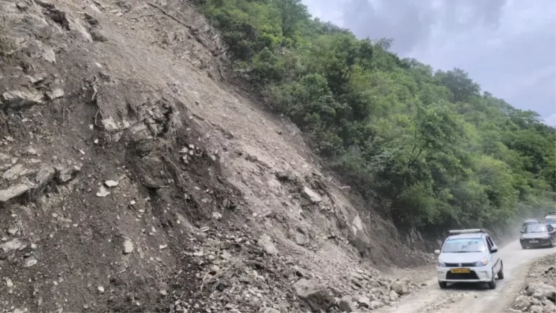कनवाड़ी की पहाड़ी दरकने से स्टेट हाईवे पर संकट, यात्रियों और सेना की आवाजाही खतरे में