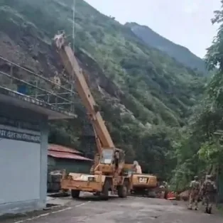 पिथौरागढ़ में भूस्खलन से एनएचपीसी टनल बंद, फंसे कर्मचारियों को निकाला