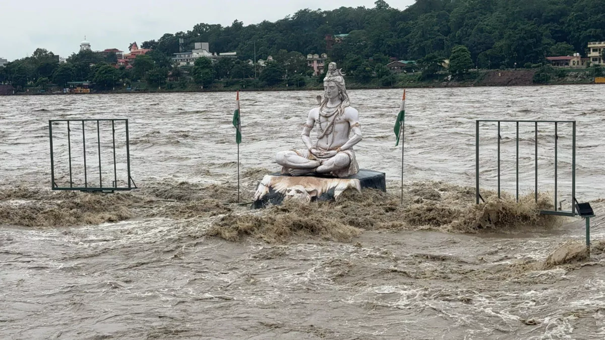 ऋषिकेश में गंगा खतरे के पार, घर में घुसे पानी से महिला की मौत