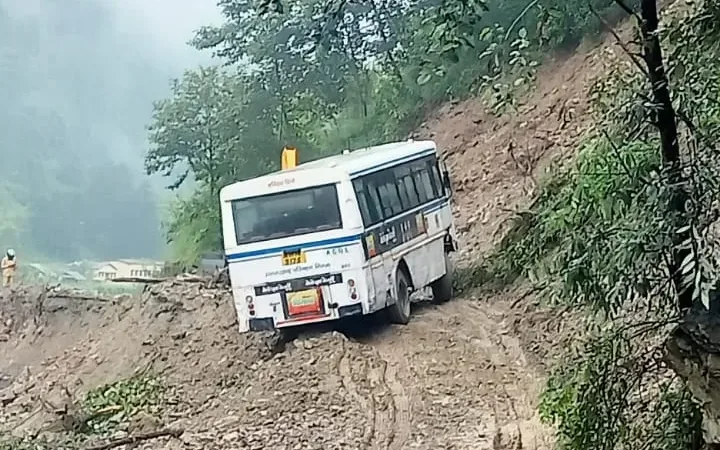 उत्तरकाशी में रोडवेज बस भूस्खलन जोन में फिसली, बड़ा हादसा टला