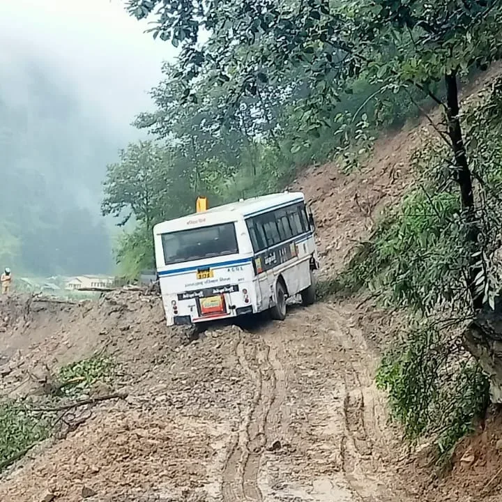 उत्तरकाशी में रोडवेज बस भूस्खलन जोन में फिसली, बड़ा हादसा टला