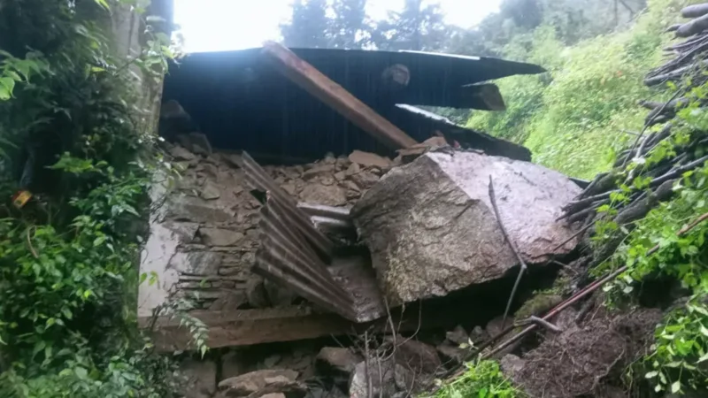 पिथौरागढ़ में फिर दरका पहाड़, खतरे में 18 परिवार