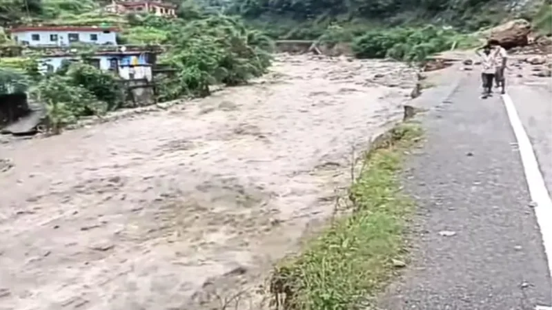 हेंवल नदी के उफान से चंबा-ऋषिकेश हाईवे बहा, आमसेरा में मकान-दुकानें नदी में समाये, जलापूर्ति ठप