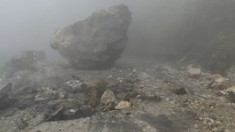 मसूरी का संपर्क मार्ग बंद, भूस्खलन से फंसे सैकड़ों पर्यटक