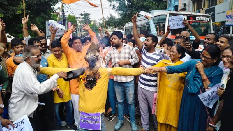 रामनगर में नाबालिग फंसाने के आरोप पर भारी आक्रोश, लव जिहाद का पुतला दहन