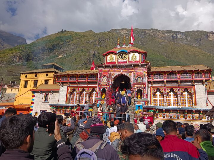 बदरीनाथ धाम पहुंचे उद्धव और कुबेर की प्रतिमाएं, कल खुलेंगे मंदिर के कपाट