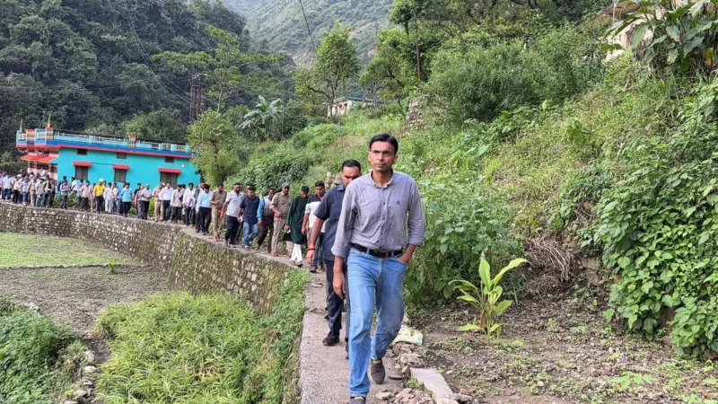 दुर्गम रास्तों से पैदल पहुंचे डीएम, 4 हजार आपदा प्रभावितों का हाल जाना