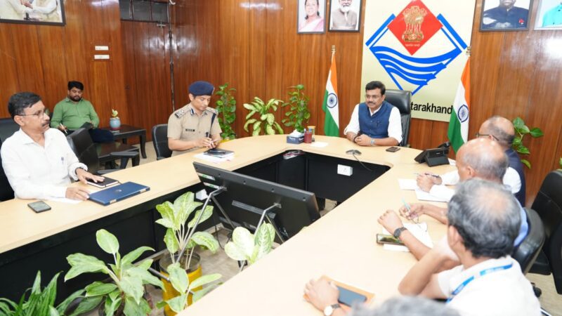उत्तराखंड में भूस्खलन रोकथाम पर बैठक – मुख्य सचिव ने सभी संस्थानों को दिए निर्देश