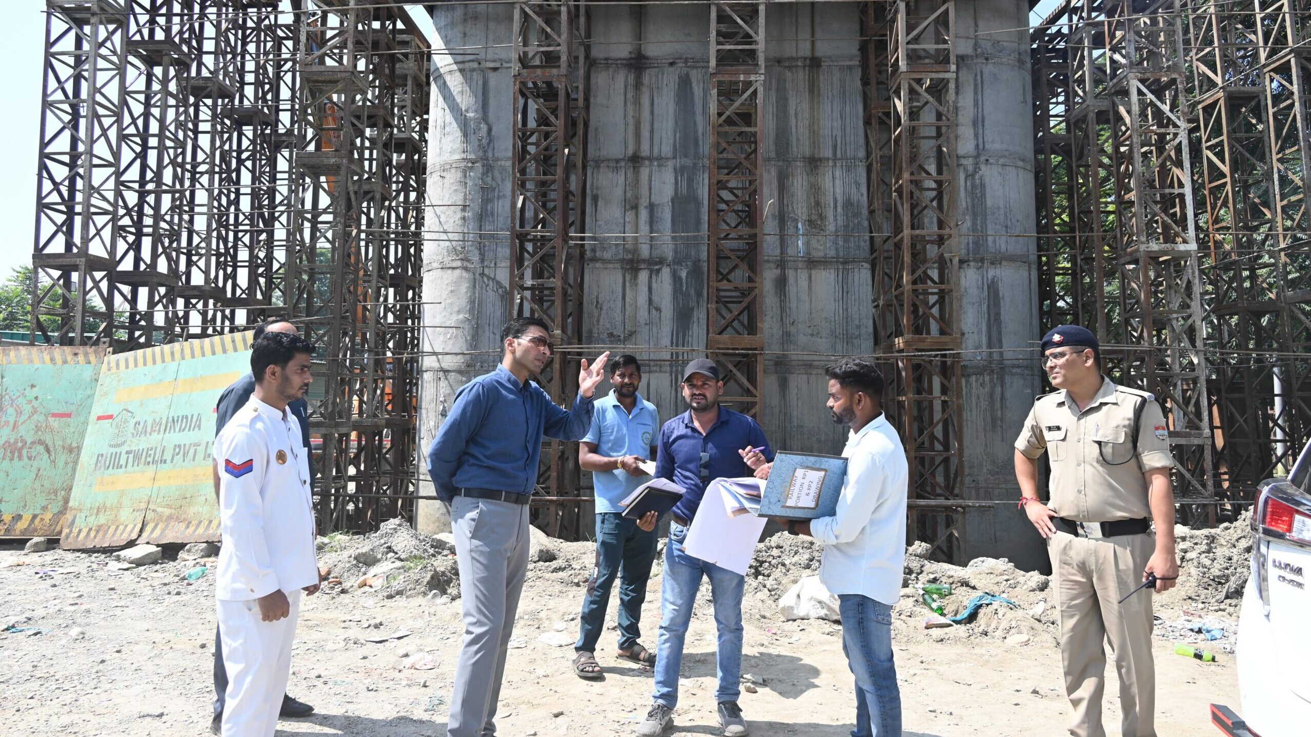 भंडारीबाग रेलवे ओवरब्रिज : डीएम ने किया निरीक्षण और नोडल अधिकारी किए नामित