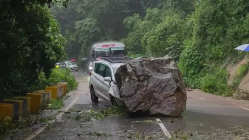 नैनीताल-हल्द्वानी मार्ग पर टैक्सी पर गिरा बोल्डर, चालक और यात्री बाल-बाल बचे