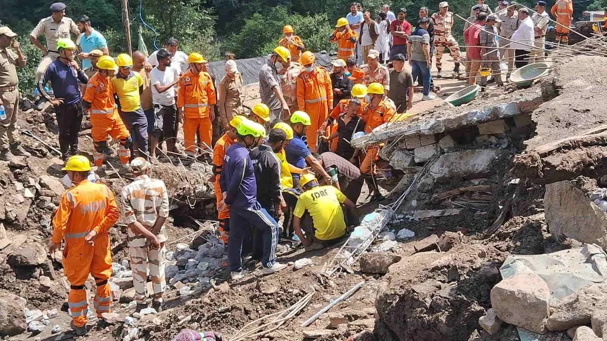 चमोली में मलबे से मां की छाती से लिपटे मिले जुड़वा बच्चे, गांव में मातम
