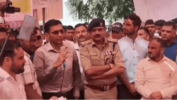 देहरादून: CBI जांच की मांग पर अड़े युवा, डीएम-एसएसपी की अपील बेअसर