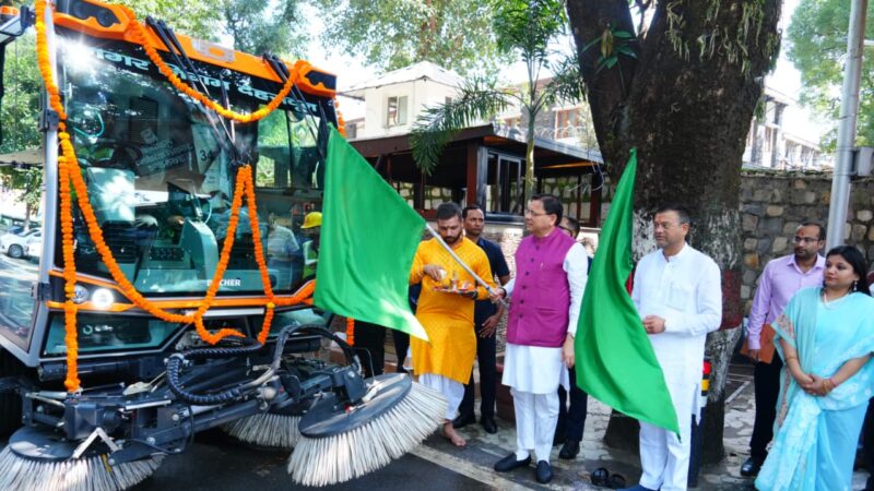 मुख्यमंत्री ने देहरादून में रोड स्वीपिंग वाहन का फ्लैग ऑफ किया