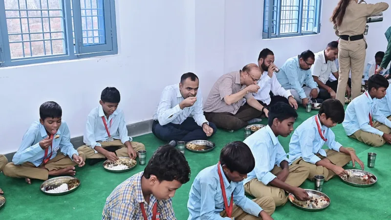जिलाधिकारी ने किया सलेमपुर महदूद इंटर कॉलेज का औचक निरीक्षण, मिड डे मील की गुणवत्ता परखी